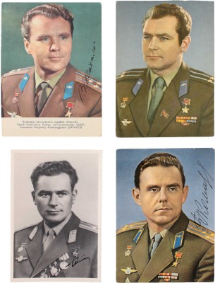 Подборка из 13 открыток с портретами и автографами космонавтов. М., 1961-1973 гг.